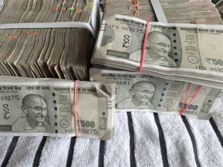 Can I withdraw 5 lakhs cash in a single day from an account?