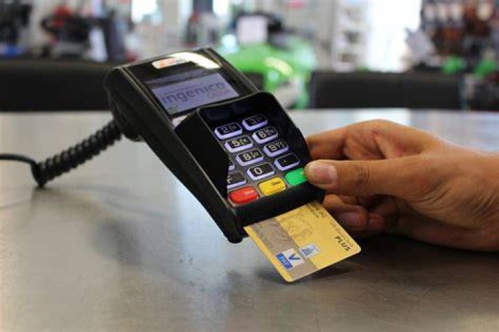 Do credit card companies make money if you pay full?