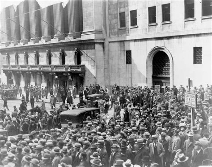 How many banks fell in 1929?