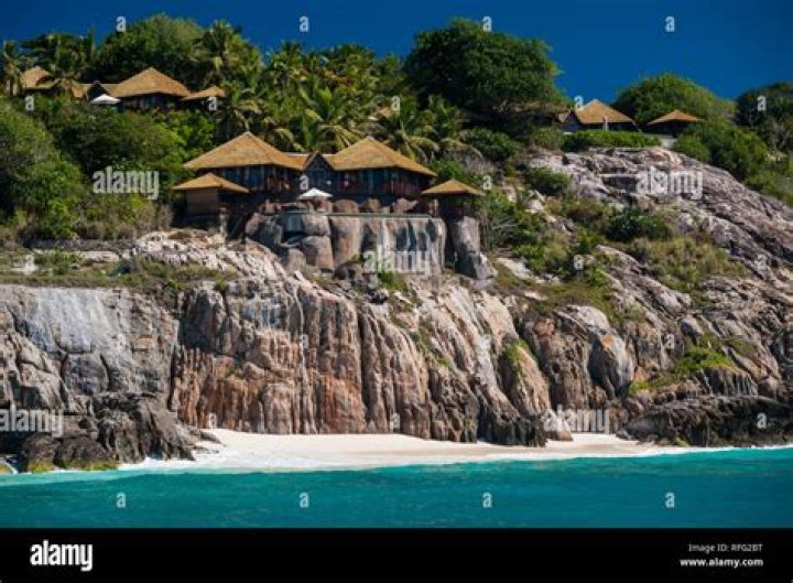How many villas on Fregate island?