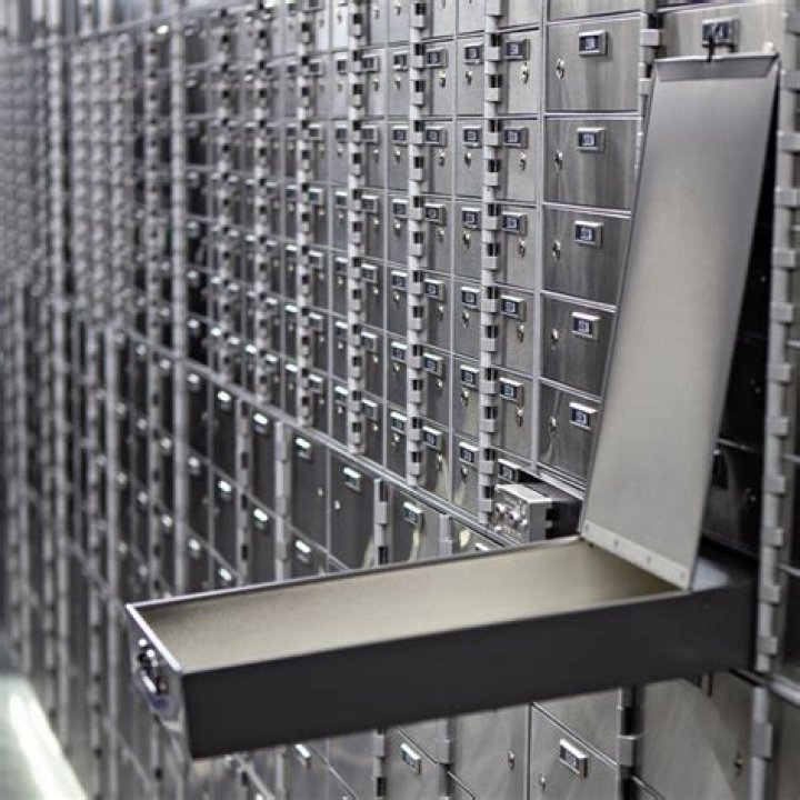 Is it illegal to put cash in a safe deposit box?