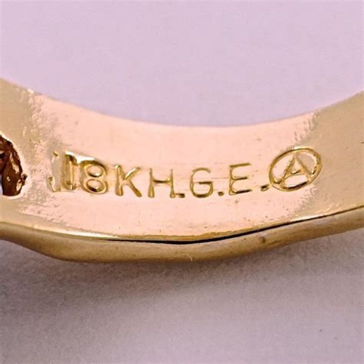 What does 18 karat HGE on a ring mean?