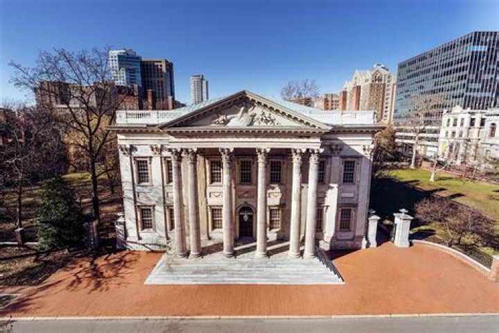 When was the first bank of the US established?